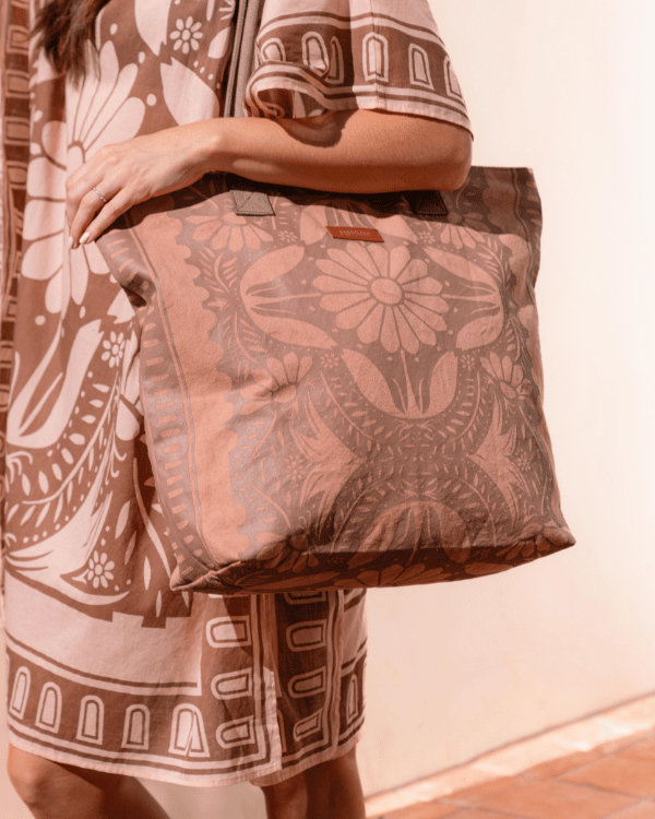 Alternative view of Nippon Daisy Beach Tote